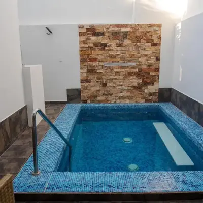 2BR-3BA Condo Block from Beach w Rooftop Jacuzzi