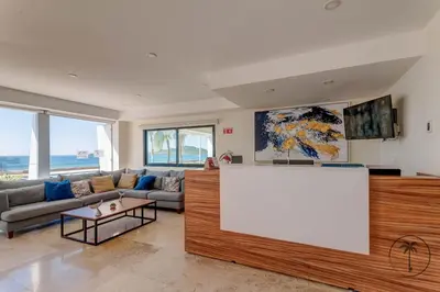 Una televisión o centro de entretenimiento en Dpto 2 hab Vista al Mar & Amenidades
