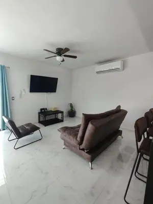 Una televisión o centro de entretenimiento en Pent-house a media cuadra del malecón, Hookipa Tower!