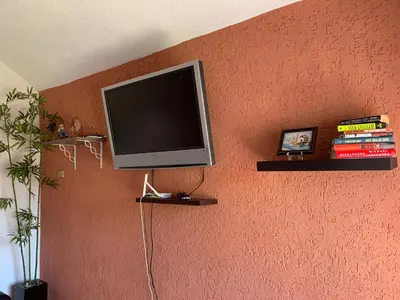 Una televisión o centro de entretenimiento en House with enclosed yard- 1km to the beach- big garden