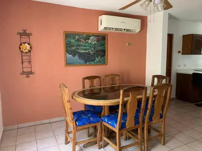 Una cocina o zona de cocina en House with enclosed yard- 1km to the beach- big garden