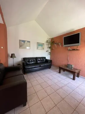 Una televisión o centro de entretenimiento en House with enclosed yard- 1km to the beach- big garden