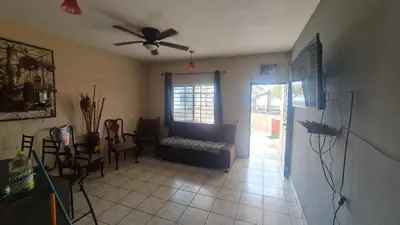 Una televisión o centro de entretenimiento en Casa a pie de playa isla de la piedra