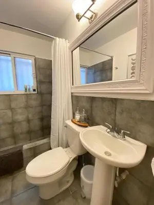 Un baño de Bonito departamento remodelado tranquilo y centrico
