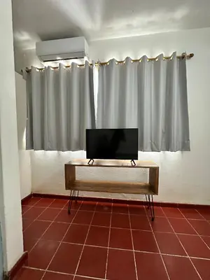 Una televisión o centro de entretenimiento en Creta Hotel & Suites