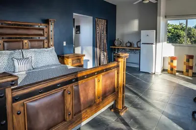 Una cocina o zona de cocina en Casa Belen - Beautiful Beach View Home on Stone Island