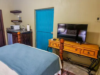 Una televisión o centro de entretenimiento en La Quinta en Alamos