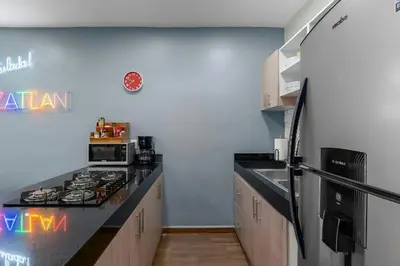 Una cocina o zona de cocina en Promo! 2BR-Pool-Views-King Bed-Walk 2 Beach-5 Star Area