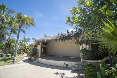 Jardín al aire libre en Sandcastle Beachfront Villa With Pool