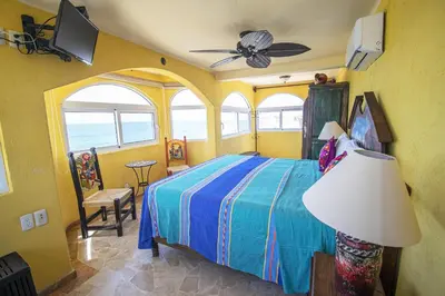 Cama o camas de una habitación en Sandcastle Beachfront Villa With Pool