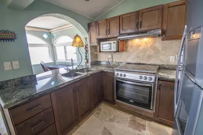 Una cocina o zona de cocina en Sandcastle Beachfront Villa With Pool