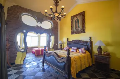 Cama o camas de una habitación en Sandcastle Beachfront Villa With Pool