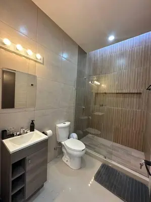 Un baño de Departamento isla central 2