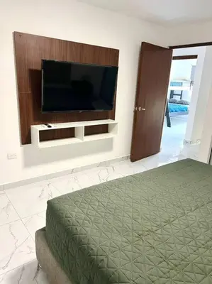 Una televisión o centro de entretenimiento en Casa alameda - Casa familiar cerca de la playa