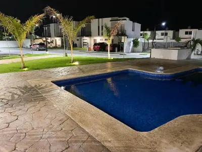 Piscina en o cerca de Hermosa y acogedora casa en comunidad privada