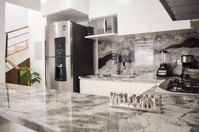 Una cocina o zona de cocina en Hermosa y acogedora casa en comunidad privada