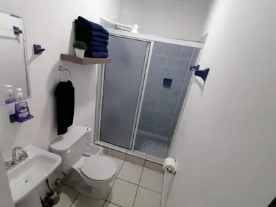 Un baño de Comodo depa vacacional