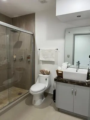 Un baño de Departamento en Tramonto Resort con vista al mar