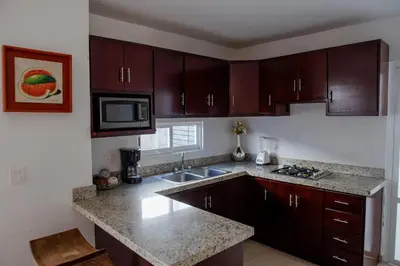 Una cocina o zona de cocina en 3 bedroom 3 bath, vacation home, gated community with ammenities