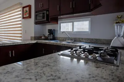Una cocina o zona de cocina en 3 bedroom 3 bath, vacation home, gated community with ammenities