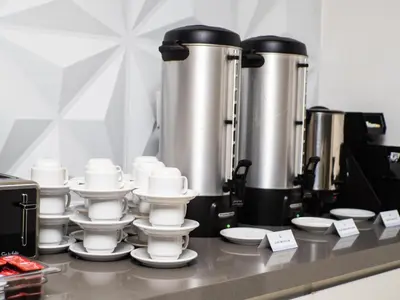 Utensilios para hacer té y café en Hotel Mesaluna Short & Long Stay