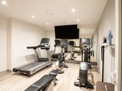 Gimnasio o instalaciones de fitness de Hotel Mesaluna Short & Long Stay