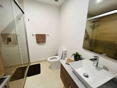 Un baño de Lujoso departamento frente al mar/camino al mar